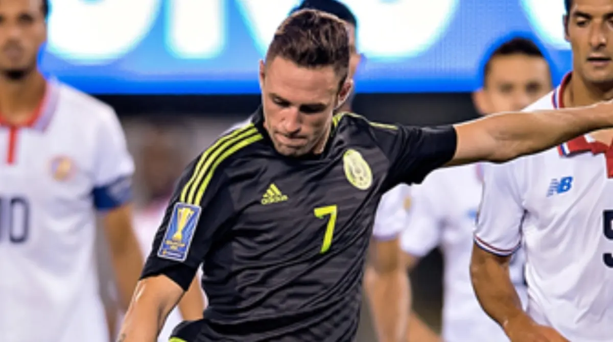 Dicha situación habría provocado su veto del 'Tricolor', aunque se dice que 'Chicharito' armó dicho plan en conjunto con Miguel Layún, quien no sufrió la misma sanción.