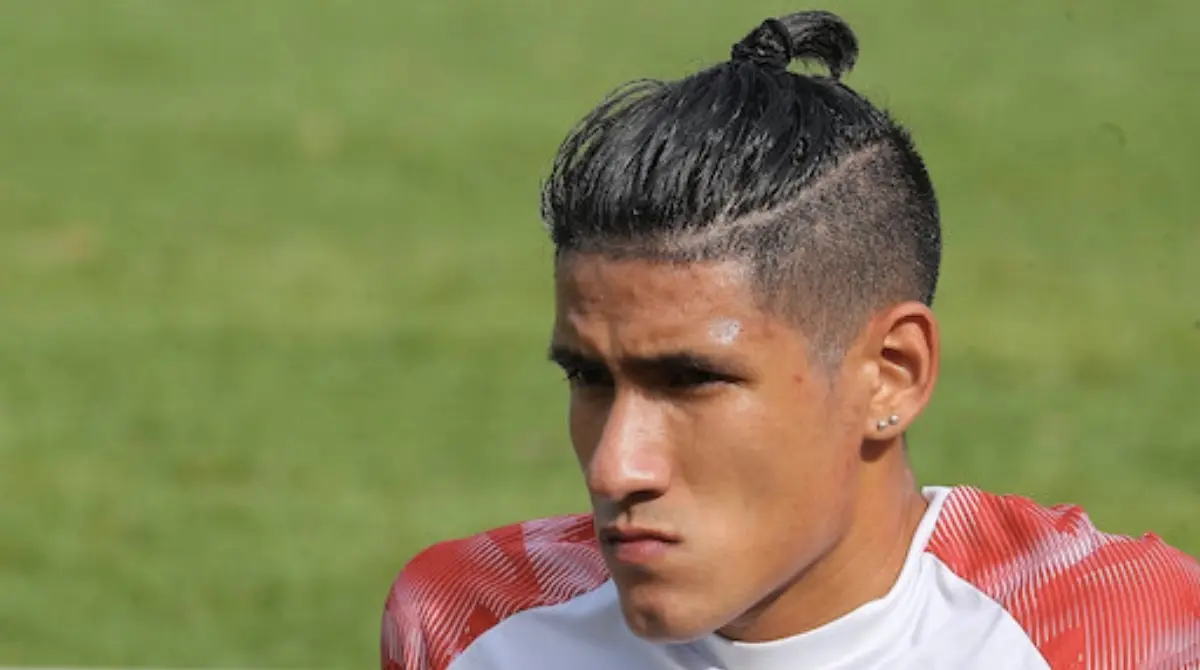 Uriel Antuna protagonizó una polémica muy puntual durante 2020 al ser visto con una mujer que no era su pareja, misma a la cual habría metido al hotel de concentración de Chivas en una visita a Mazatlán.