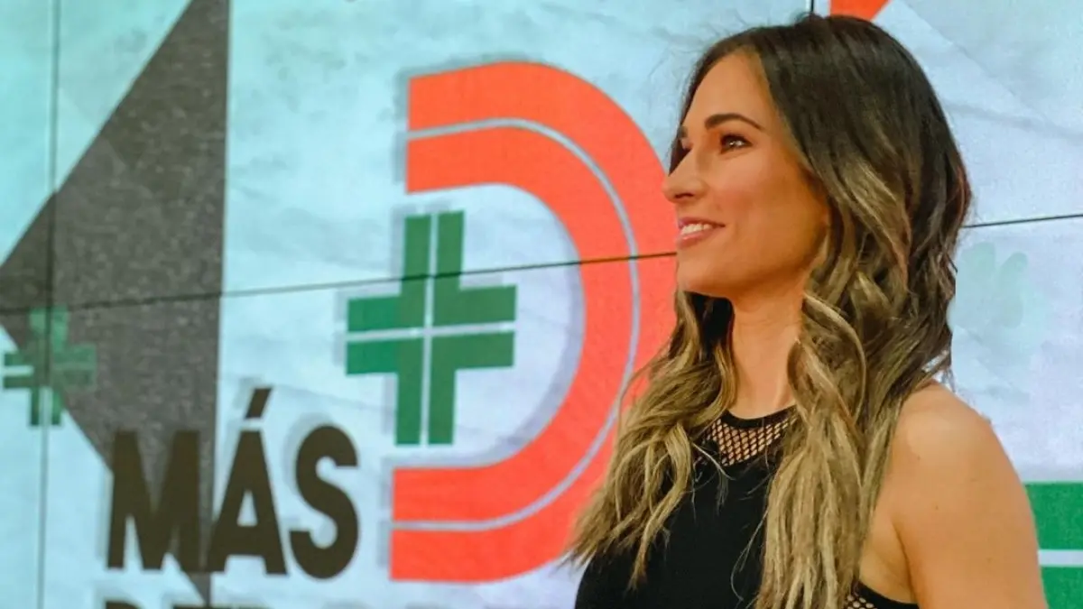 Ella no estudió periodismo ni comunicación, sin embargo sus conocimientos en futbol los ha adquirido tanto dentro como fuera de la cancha.