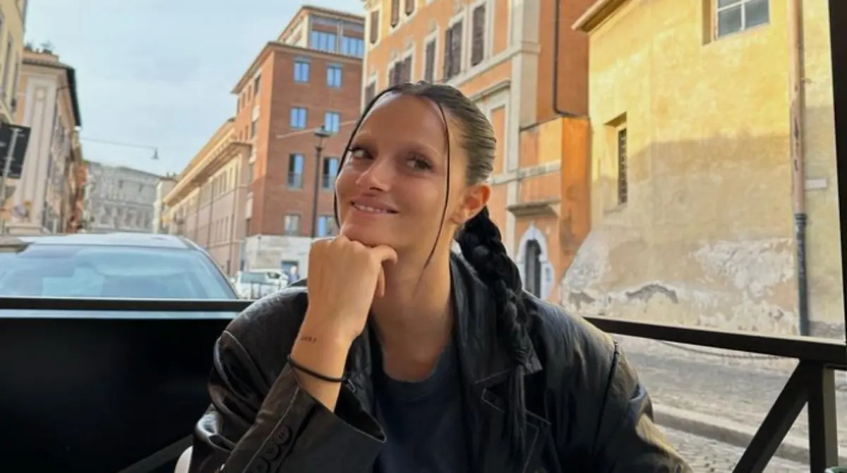 Luego del paso de la pandemia y la transferencia de su novio de la Juve y llegar a AS Roma, Oriana mudó su carrera y compromisos a Italia, después de adquirir fama como participante en reality shows, campañas de belleza y sacar un par de canciones en su discografía.