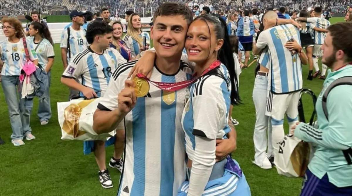 A pesar de que no vio mucha actividad durante la Copa del Mundo, la argentina apoyó en todo momento a su novio y estuvo presente en la final de Qatar 2022 donde se convirtieron en campeones del mundo, y después de más de cinco años en una relación que ha crecido pese a los altibajos, han decidido dar el siguiente paso y convertirse en marido y mujer.