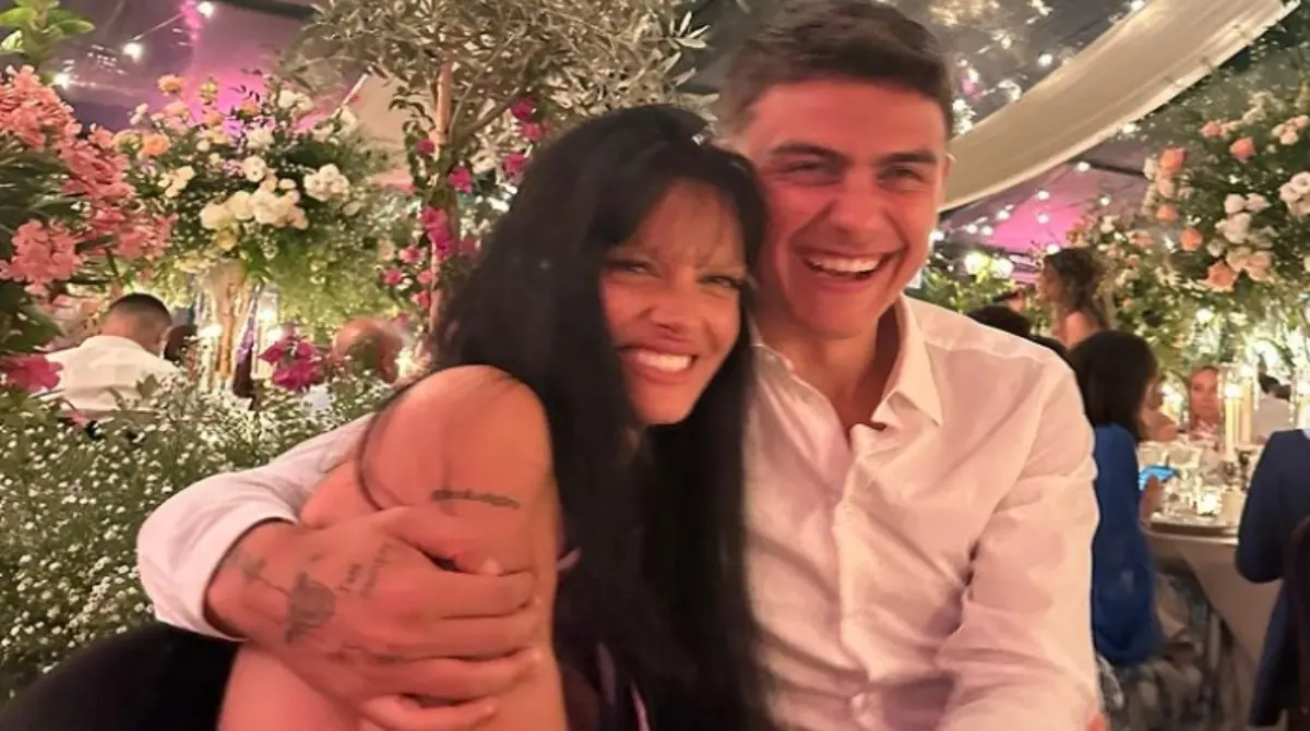 A pesar de que Sabatini se encontraba en un momento clave de su carrera y Dybala en una crisis por su inactividad en Italia, la distancia no fue impedimento para que se vieran en momentos especiales y la relación se fortaleció.