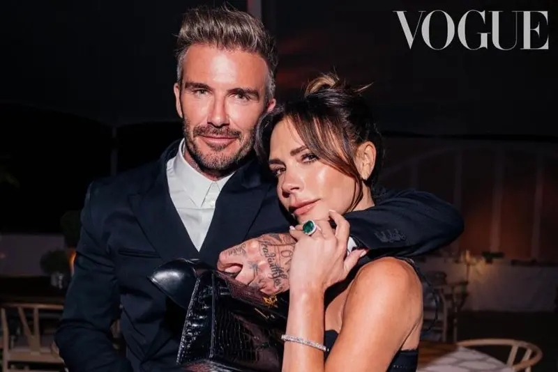 DAVID BECKHAM Y VICTORIA BECKHAM: El futbolista y la ´Spice Girl´ se conocieron en 1997 durante un partido del Manchester United y desde el principio se enamoraron debido a que la artista quedó sorprendida que él priorizara a su familia; están casados desde 1999 y tienen cuatro hijos. 