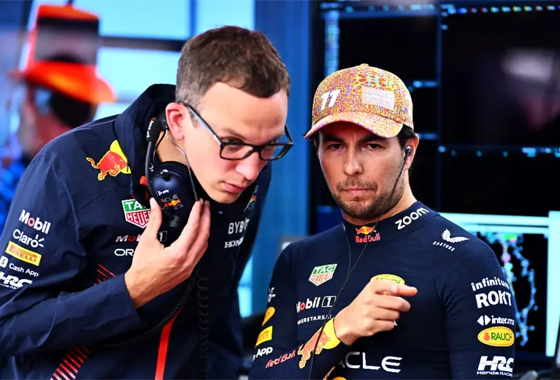 Checo Pérez trabaja de cerca con su ingeniero de carrera en Red Bull durante cada fin de semana en F1 Checo Pérez trabaja de cerca con su ingeniero de carrera en Red Bull durante cada fin de semana en F1