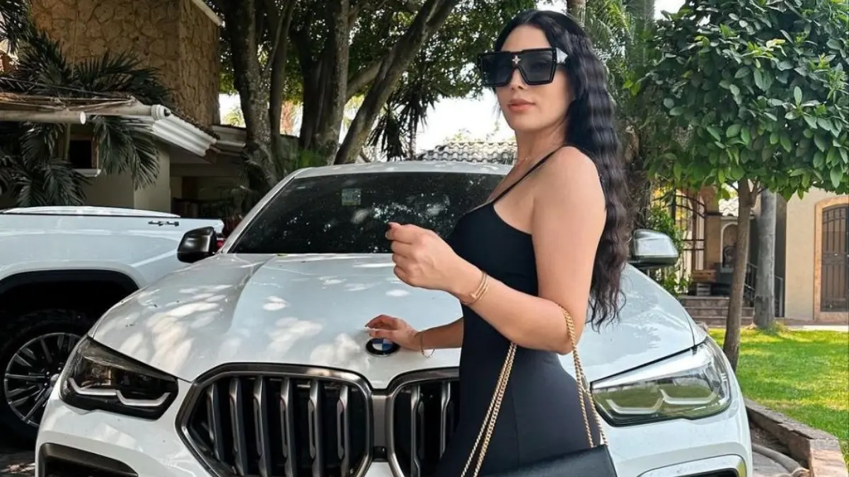 Incluso presume automóviles costosos como el Mercedes Benz que compartió recientemente y donde detrás se ve otro auto en buen estado.