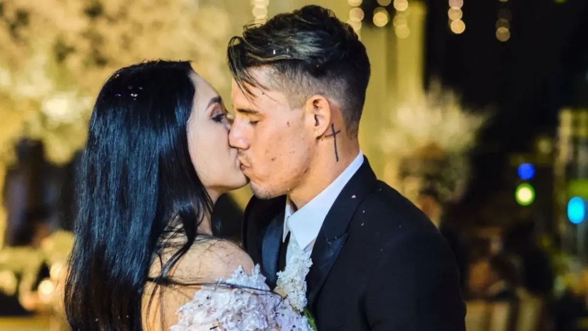 La joven y el futbolista constantemente presumen su relación por redes sociales, sin embargo la misma ha sido puesta en tela de juicio.