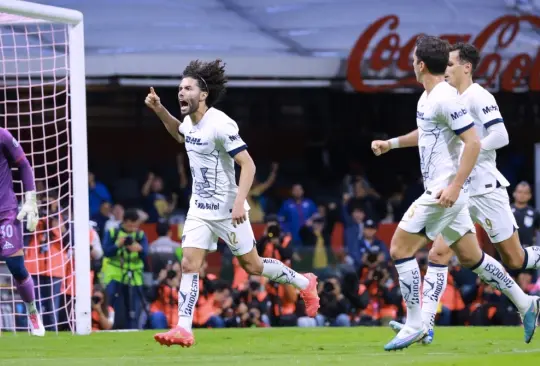 Chino Huerta marcó doblete ante Cruz Azul en la cancha del Estadio Azteca.