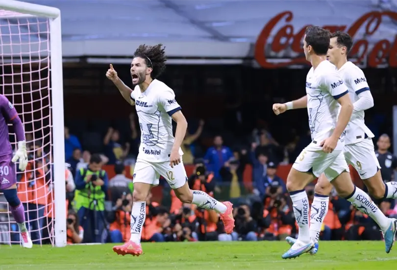 Chino Huerta marc&oacute; doblete ante Cruz Azul en la cancha del Estadio Azteca.