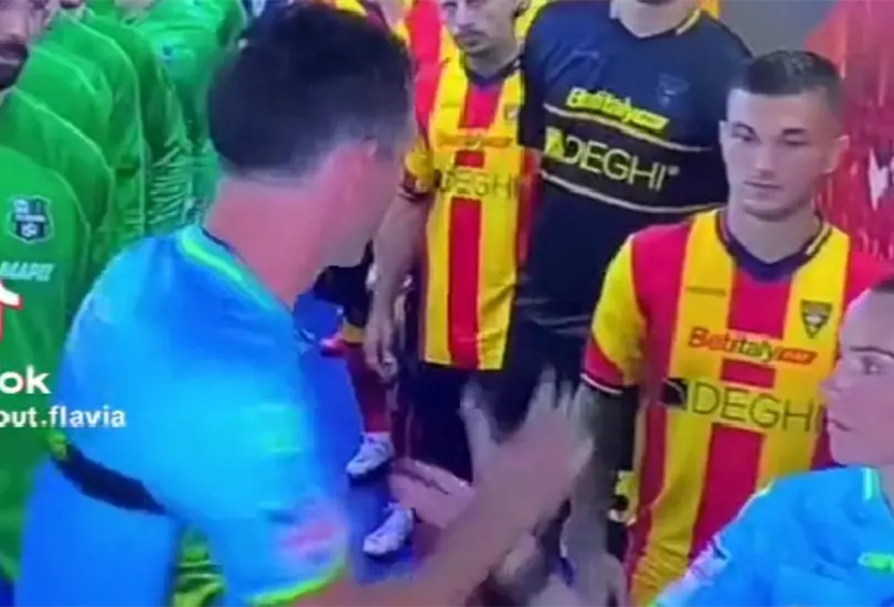 El video del gesto del &aacute;rbitro se viraliz&oacute; en redes sociales.