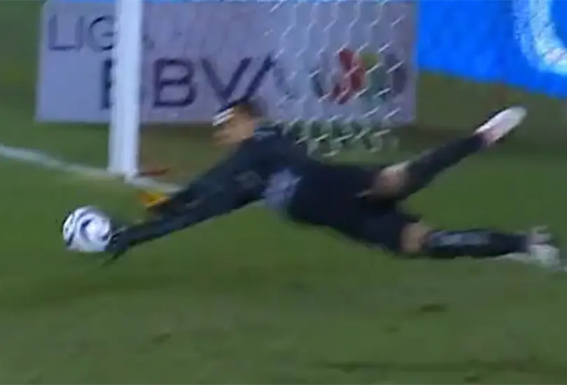 Luis Ángel Malagón brilló en el partido del América. Luis Ángel Malagón brilló en el partido del América.