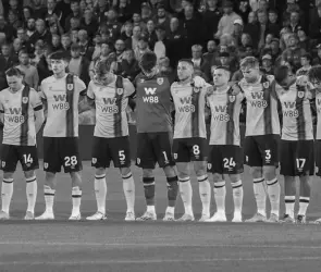 Futbolista de la Premier League se retira para atender su salud mental