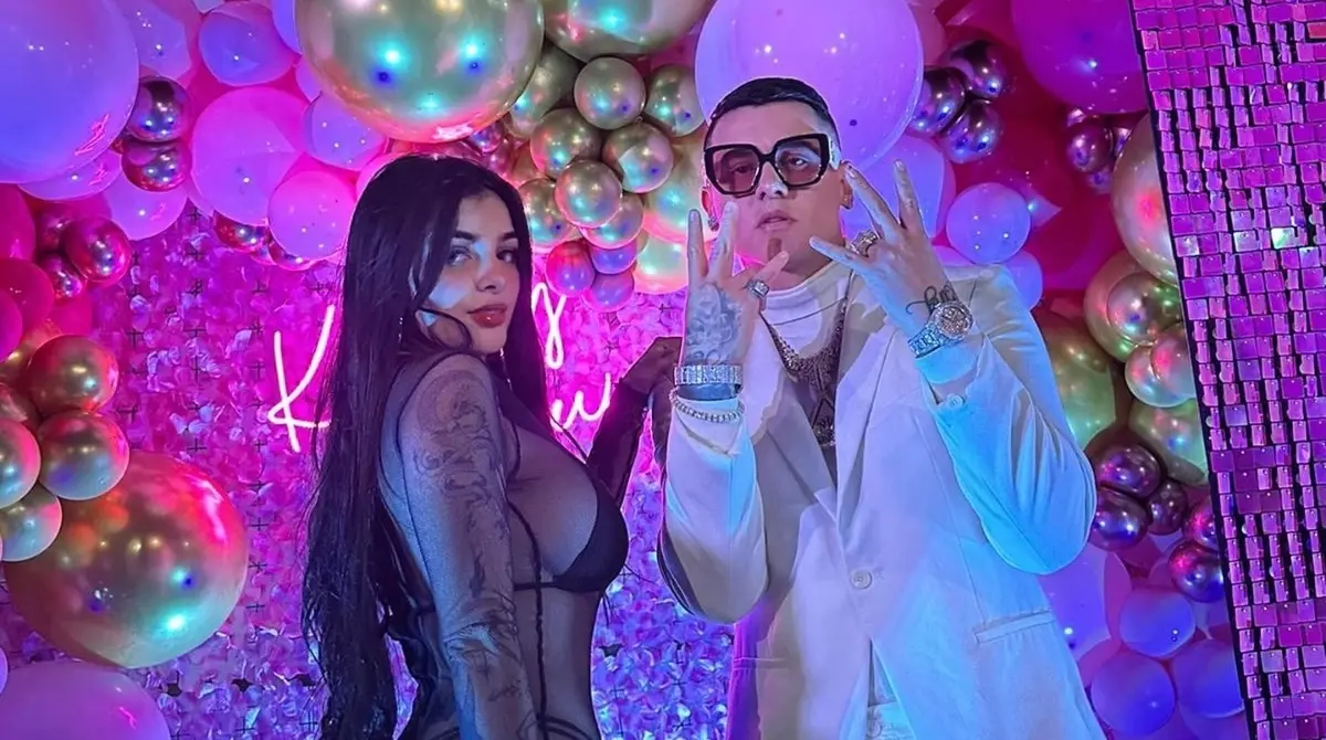 La influencer y modelo de contenido exclusivo revel&oacute; que contrat&oacute; al reggaetonero colombiano para amenizar su fiesta.