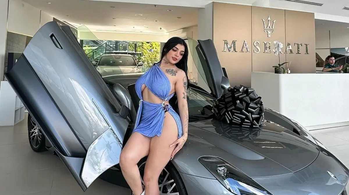 En otra publicaci&oacute;n, Karely Ruiz presumi&oacute; un lujoso auto color gris el cual recibi&oacute; bastantes likes de sus conocidos y sus seguidores.