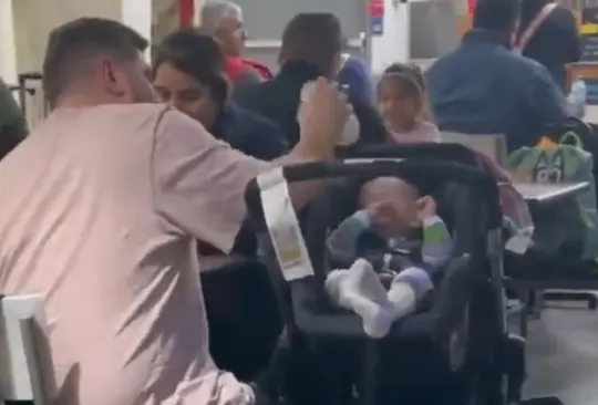 En redes sociales hay opiniones divididas sobre el comportamiento del padre 