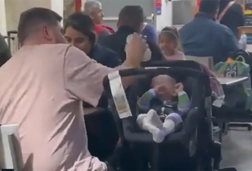 En redes sociales hay opiniones divididas sobre el comportamiento del padre 