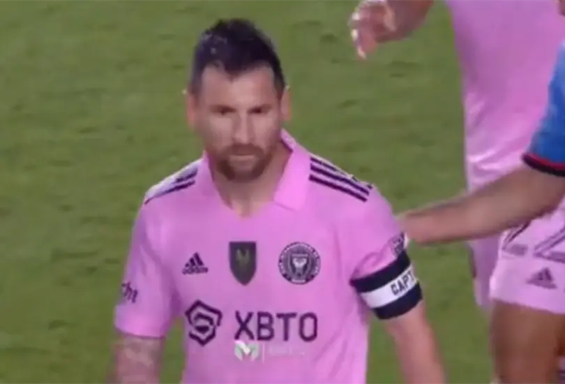 Lionel Messi neg&oacute; su playera a un rival en los Estados Unidos.