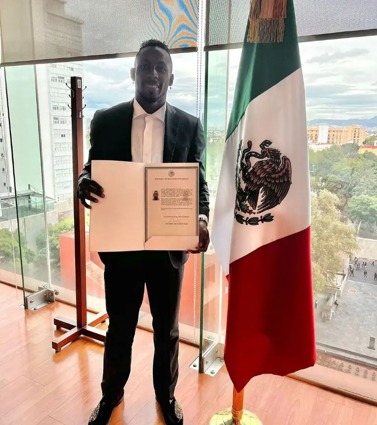 Julián Quiñones con su carta de naturalización - @julianquinones33