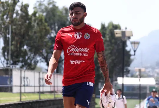 Alexis Vega recibió una carta de un aficionado de Chivas y le respondió junto a Pocho Guzmán