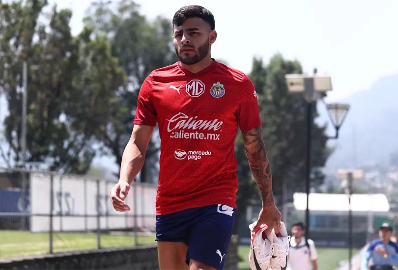 Alexis Vega recibi&oacute; una carta de un aficionado de Chivas y le respondi&oacute; junto a Pocho Guzm&aacute;n
