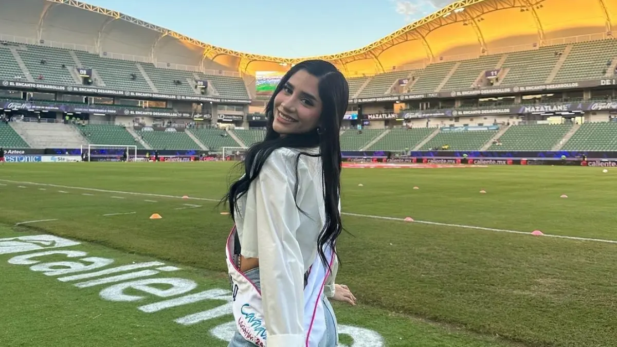 La modelo no dud&oacute; en presumir su asistencia al estadio El Encanto en Mazatl&aacute;n como la invitada estrella de aquel d&iacute;a.