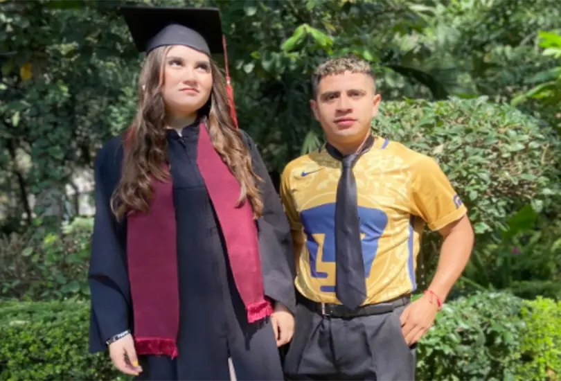As&iacute; se apareci&oacute; un joven luego de que le pidieran vestimenta formal.