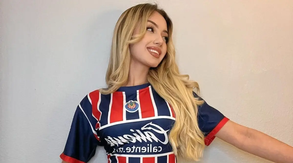 Se encuentre en México o de viaje, Paulina acostumbra llevar los colores de Chivas en su maleta para demostrar su pasión constantemente.