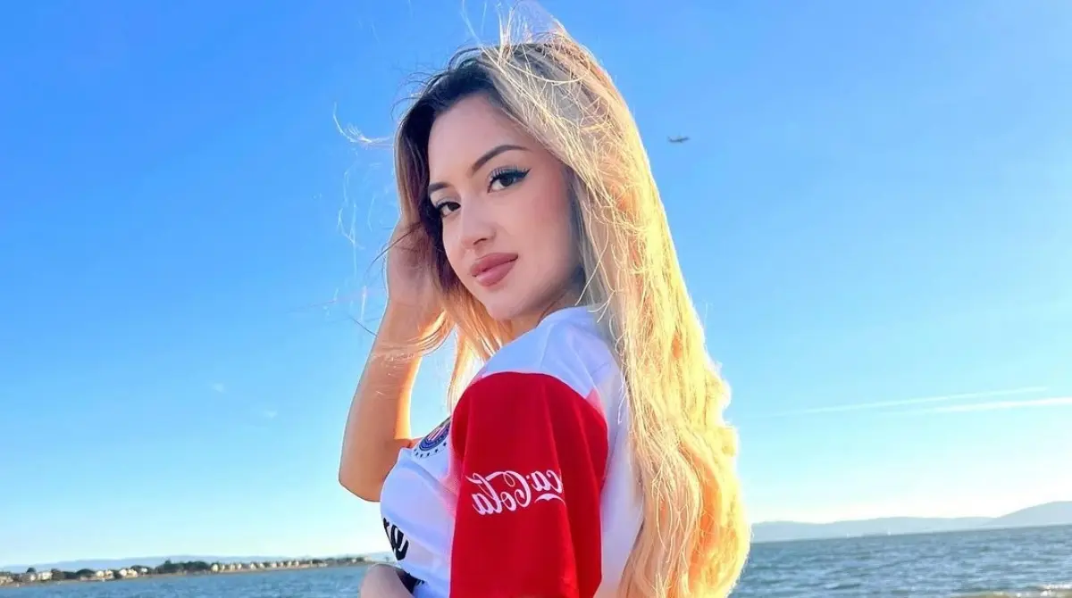 Su perfil de Instagram tiene varias fotos en las que deja claro su fanatismo por las Chivas, mismas en las que posa con la camiseta en distintos paisajes.