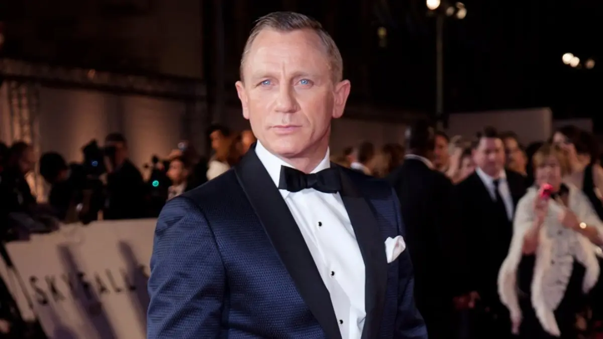 DANIEL CRAIG: El actor británico que interpretó a James Bond en 5 películas del 007 es aficionado de hueso colorado del Liverpool, de Inglaterra, donde ha asistido a Anfield para verlos jugar y ha posado con jugadores. 