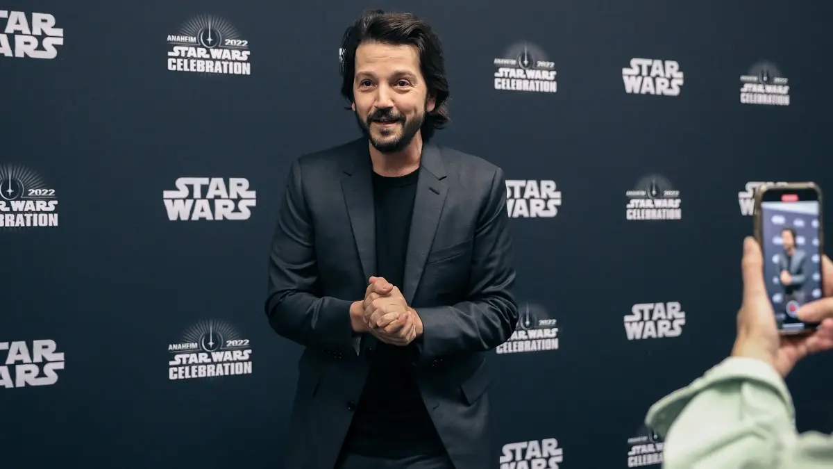 MEXICANOS – DIEGO LUNA: El reconocido actor es fiel seguidor de los Pumas de la UNAM y ha asistido en varias ocasiones a un partido.