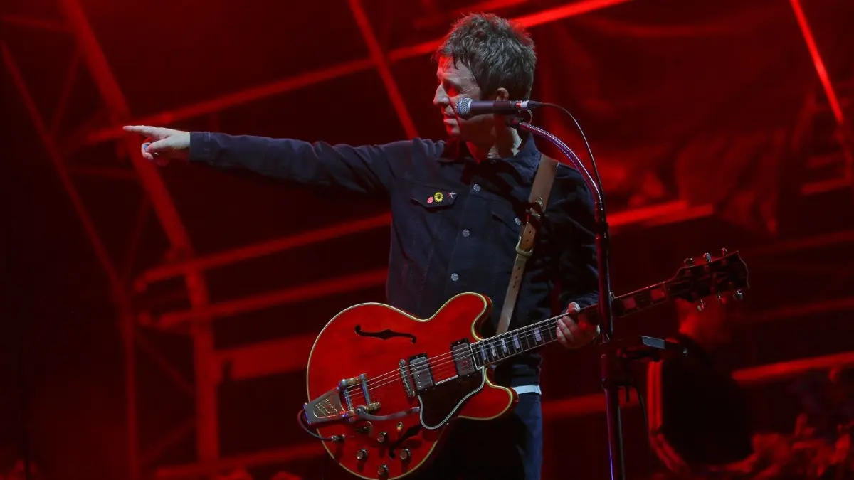 El futbol es uno de los deportes más populares del mundo y se nota por la cantidad de famosos, como Diego Luna y Noel Gallagher, que son aficionados de un equipo, ya sea de su país o extranjero. 