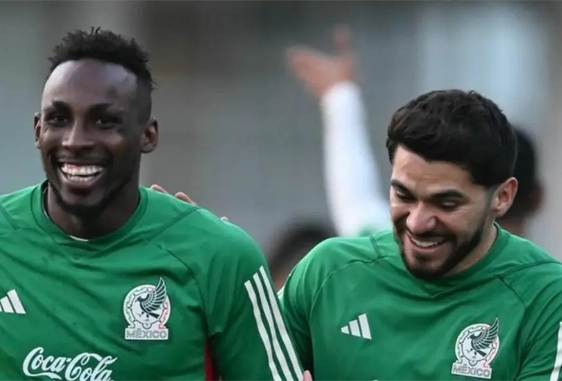 Julián Quiñones ya recibió su novatada con la Selección Mexicana. Julián Quiñones ya recibió su novatada con la Selección Mexicana.