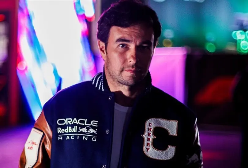Checo P&eacute;rez llam&oacute; la atenci&oacute;n con una chamarra lujosa.
