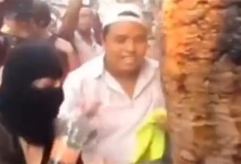 Una mujer se dejó ir en contra de un trompo de pastor. Una mujer se dejó ir en contra de un trompo de pastor.