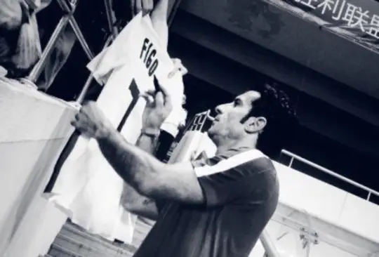 Figo es uno de los mejores y más controversiales jugadores de la historia del futbol. Figo es uno de los mejores y más controversiales jugadores de la historia del futbol.