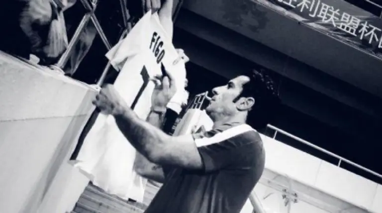 Figo es uno de los mejores y más controversiales jugadores de la historia del futbol.