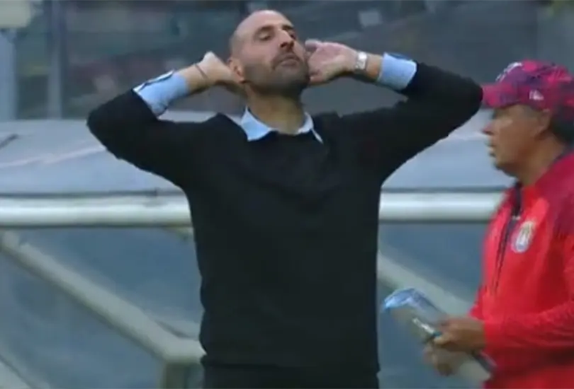 El técnico argentino hizo un gesto hacia la grada del estadio Azteca que la afición del América Femenil no le perdonó. El técnico argentino hizo un gesto hacia la grada del estadio Azteca que la afición del América Femenil no le perdonó.