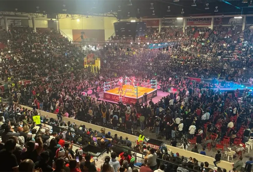 Los aficionados lanzaron basura durante la realizaci&oacute;n de un evento de la AAA