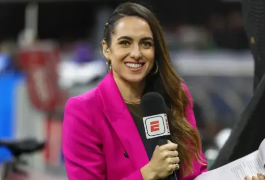 Rebeca Landa se llevó las críticas y los memes después de su particiáción en el Monday Night Football entre Eagles y Chiefs.