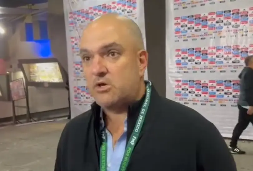 El directivo catracho no dud&oacute; en salir de los vestidores para dar la cara ante lo ocurrido en la cancha del estadio Azteca.