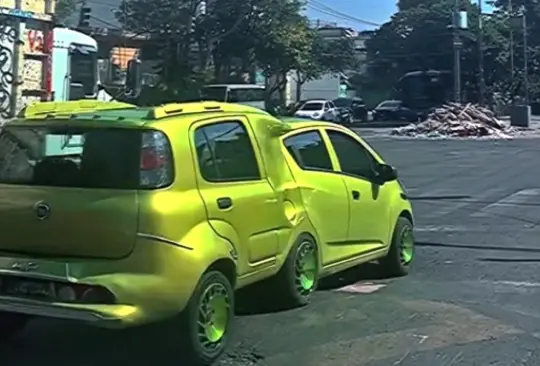 Así lucen los dos coches que se fusionaron en uno solo y transita por las calles.