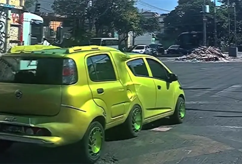 As&iacute; lucen los dos coches que se fusionaron en uno solo y transita por las calles.