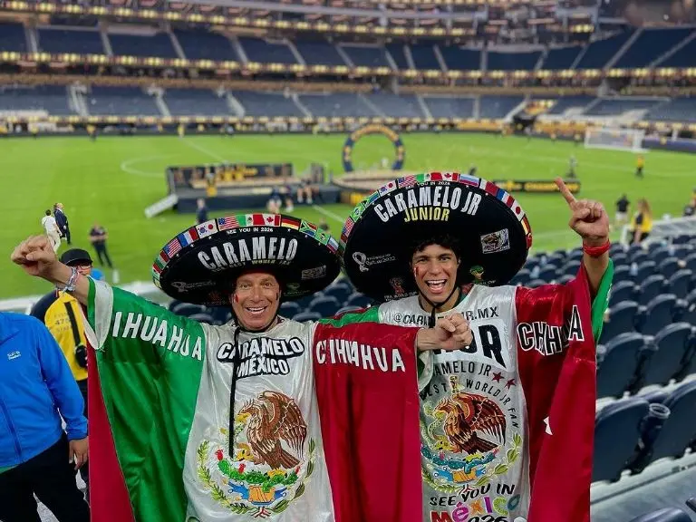 Caramelo y su hijo en la Final de la Copa Oro - @caramelomx