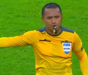 Periodistas hondureños confrontan a árbitro del México vs Honduras y esto pasó (VIDEO)