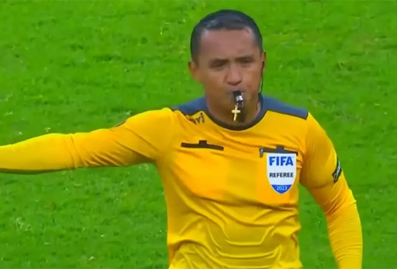 Iv&aacute;n Barton se encontr&oacute; con periodistas hondure&ntilde;os que no dudaron en responderle por su trabajo en el juego ante M&eacute;xico.