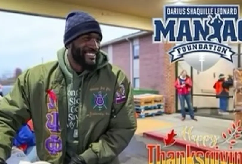 Shaquille Leonard regal&oacute; pavos a prop&oacute;sito del D&iacute;a de Acci&oacute;n de Gracias.
