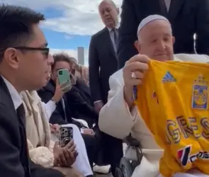 Tigres: Papa Francisco recibe camiseta de los Felinos y así reacciona