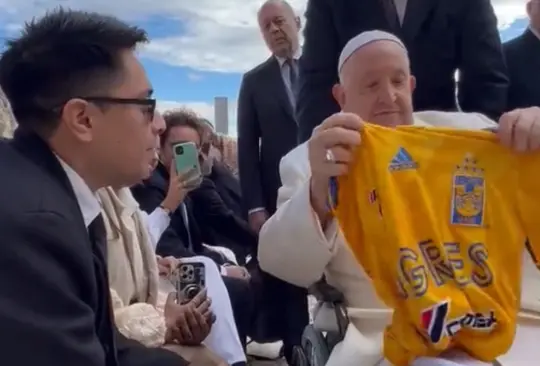 El Papa Francisco recibió una camiseta de Tigres.