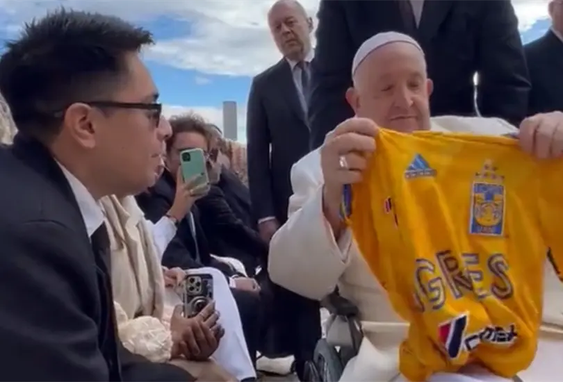 El Papa Francisco recibi&oacute; una camiseta de Tigres.
