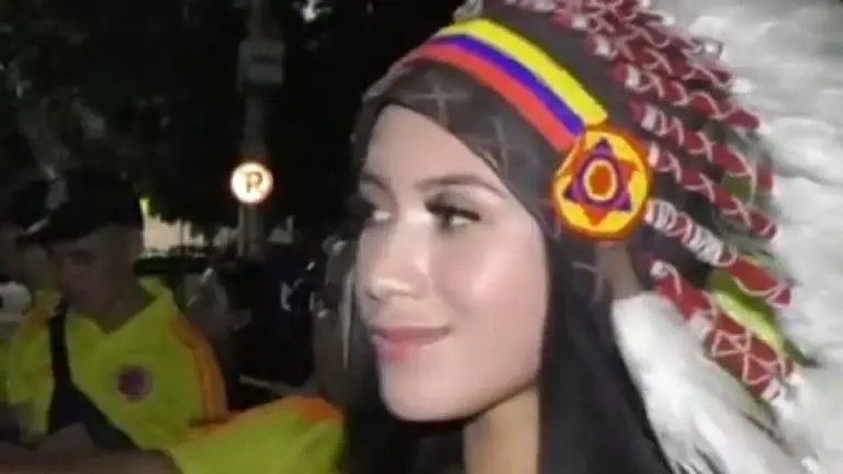 La aficionada se mostró emocionada con su vestimenta. (Screenshot)