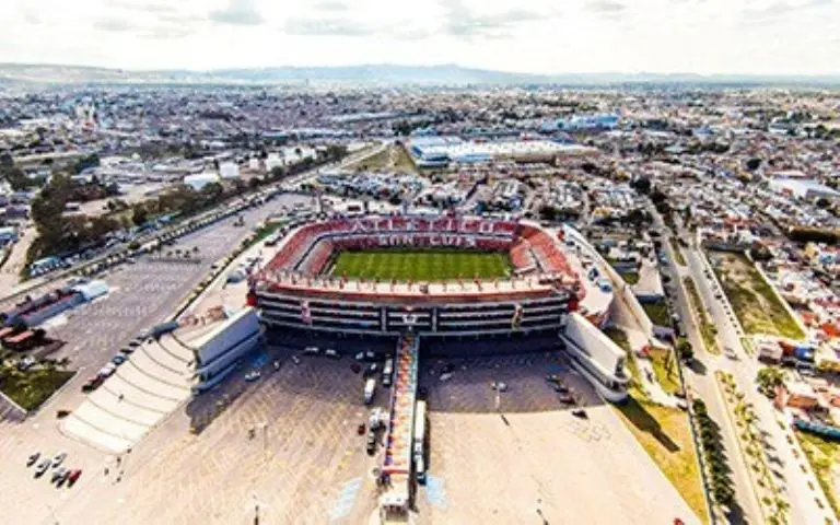 El llevar a cabo un concierto en un estadio resulta ser contraproducente debido al mal estado en el que queda la cancha después de estos eventos<br>Créditos: atleticodesanluis.mx